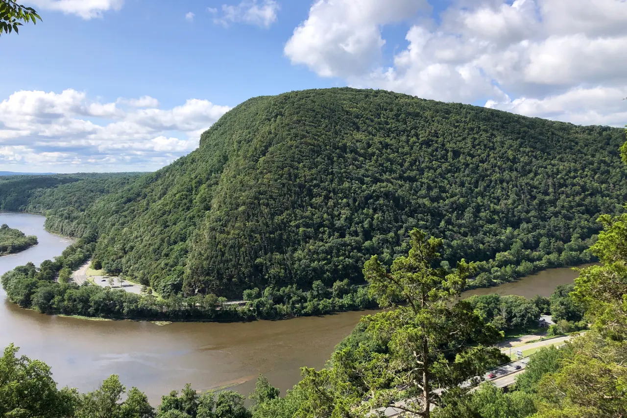 The Delaware River curving around Mount Minsi at the Delaware Water Gap, seen from Mount Tammany